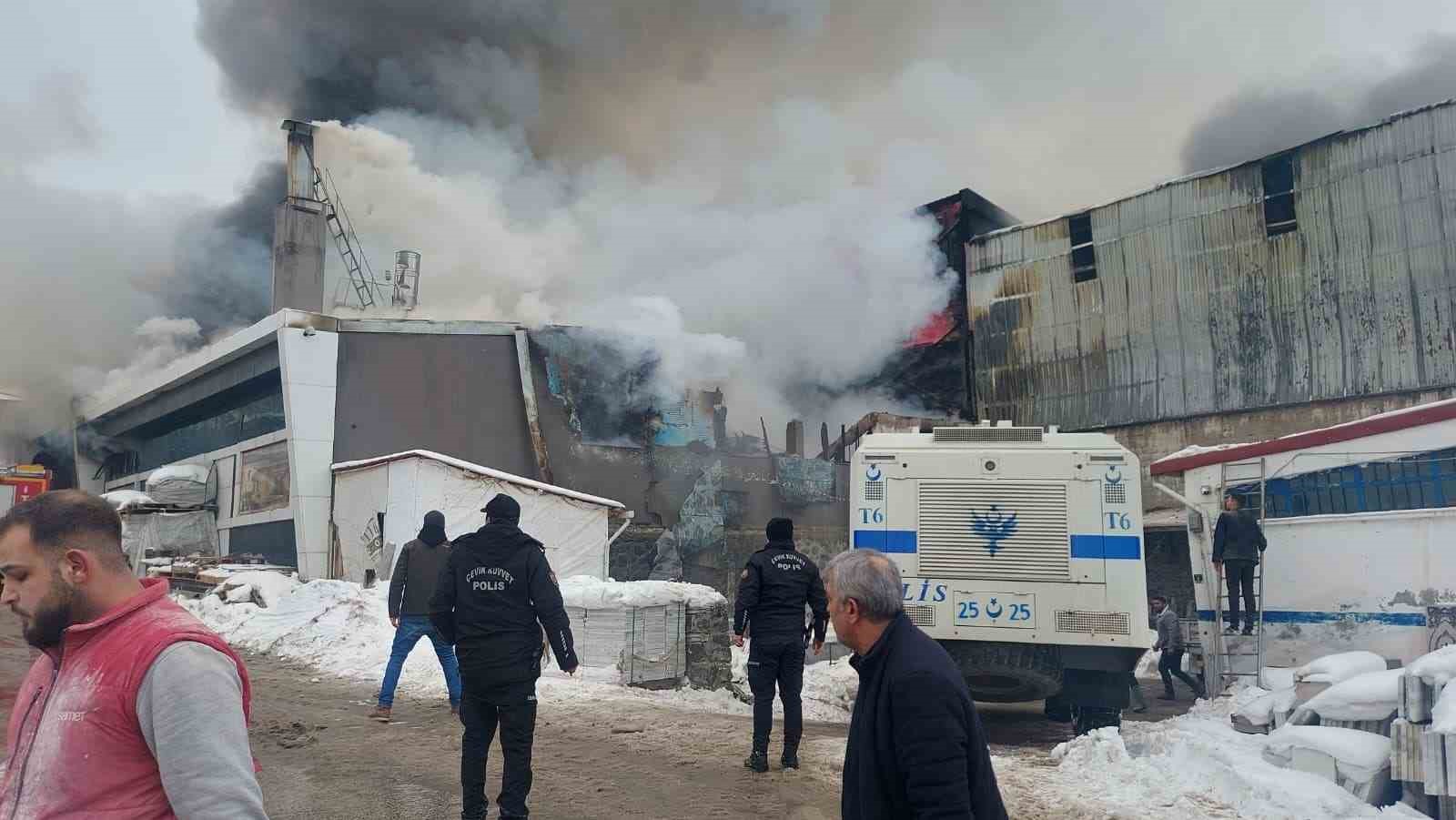 Sanayi sitesinde büyük yangın: 5 kişi hastaneye kaldırıldı
