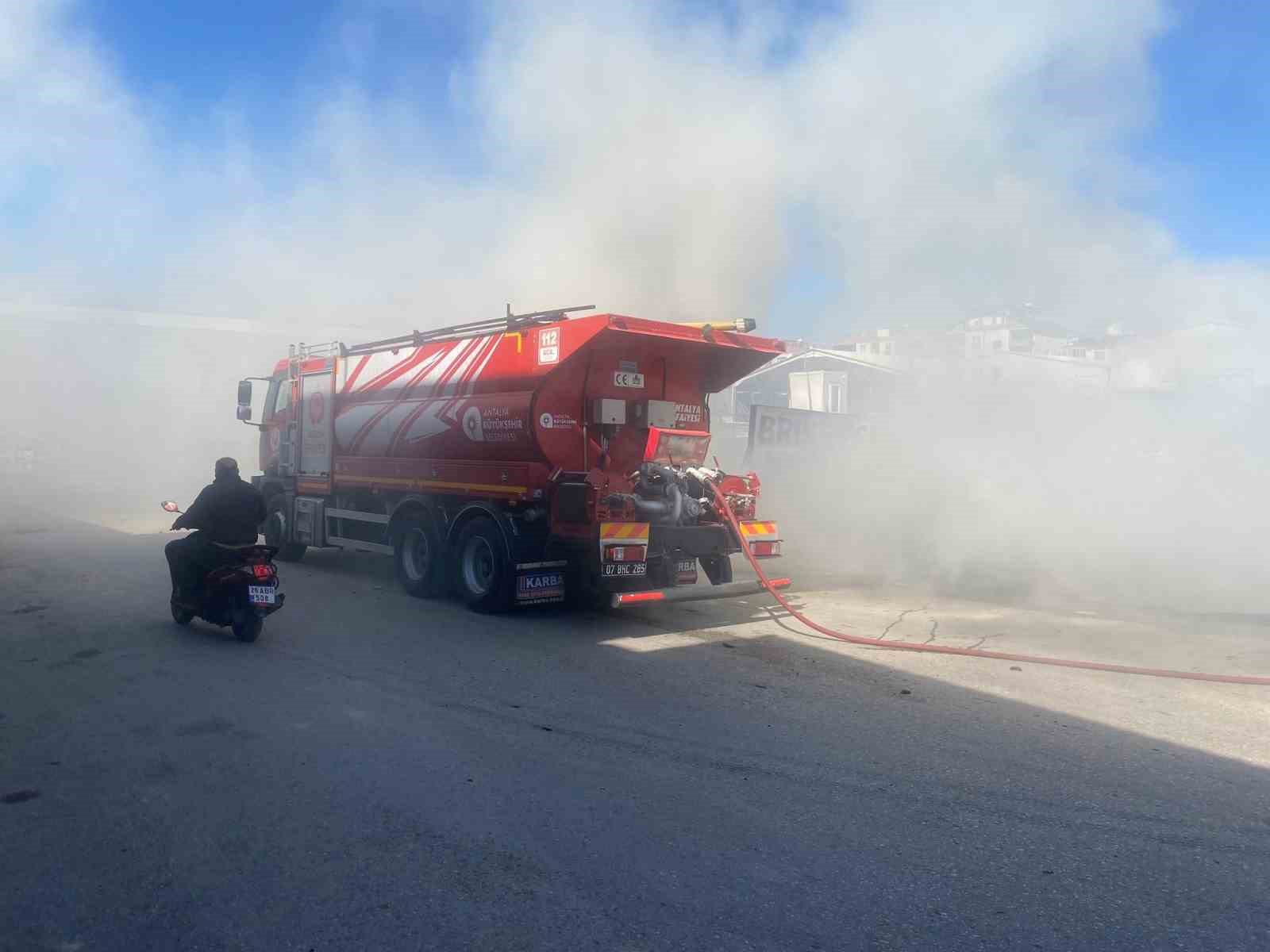 Sanayi sitesinde hurda yangını iş yerlerine sıçramadan söndürüldü
