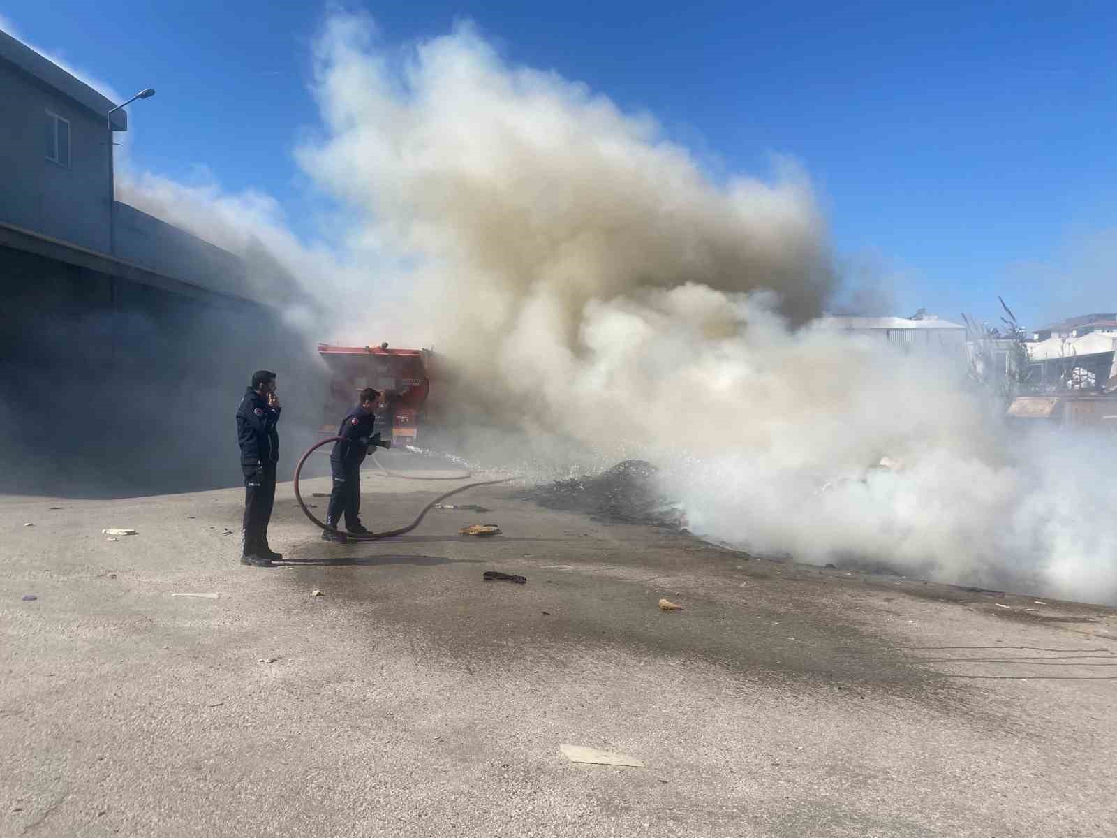 Sanayi sitesinde hurda yangını iş yerlerine sıçramadan söndürüldü
