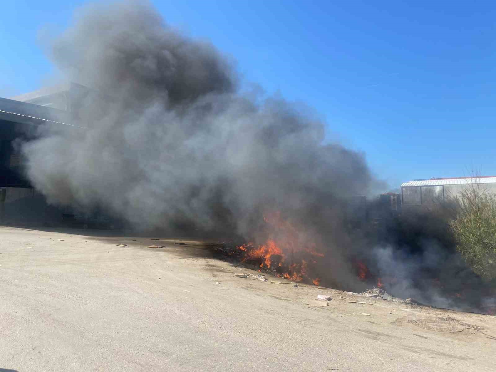 Sanayi sitesinde hurda yangını iş yerlerine sıçramadan söndürüldü
