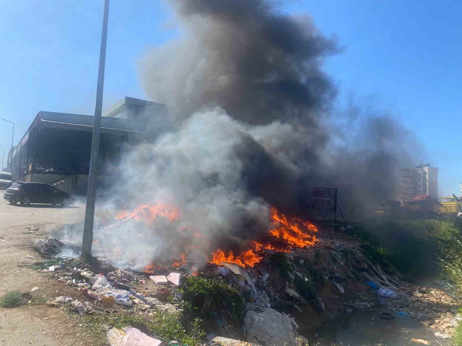 Sanayi sitesinde hurda yangını iş yerlerine sıçramadan söndürüldü
