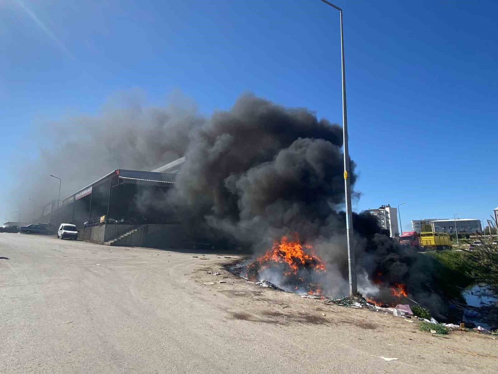 Sanayi sitesinde hurda yangını iş yerlerine sıçramadan söndürüldü
