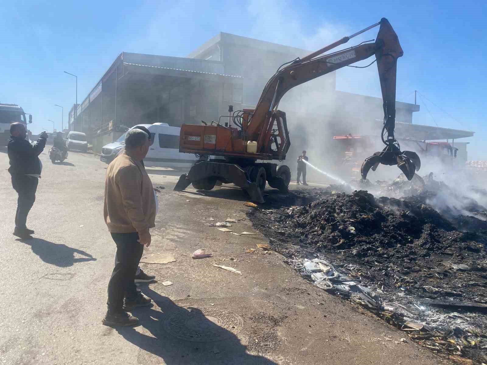 Sanayi sitesinde hurda yangını iş yerlerine sıçramadan söndürüldü
