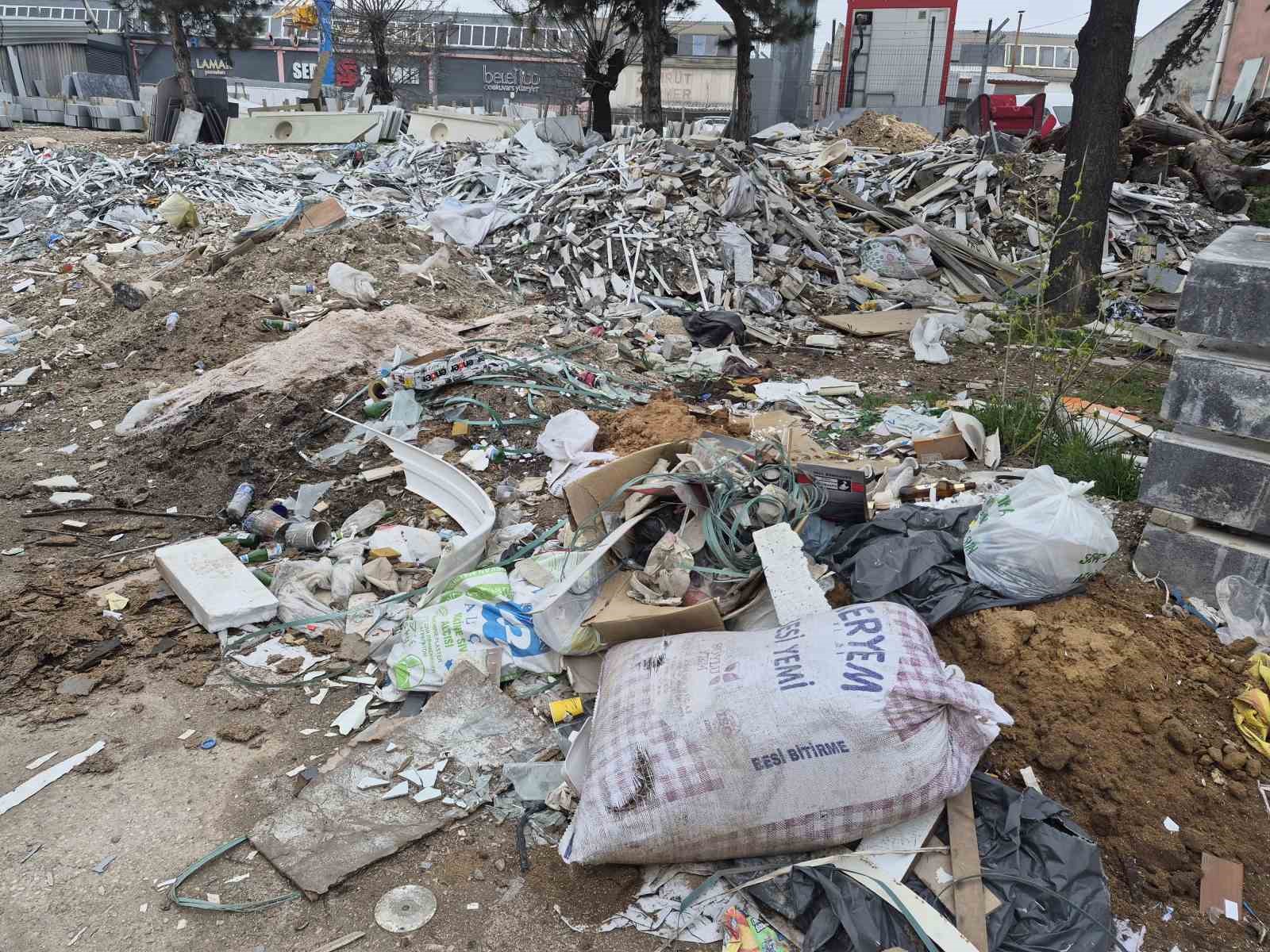 Sanayi sitesindeki boş alanlar mermer atıkları ve inşaat molozlarıyla doldu
