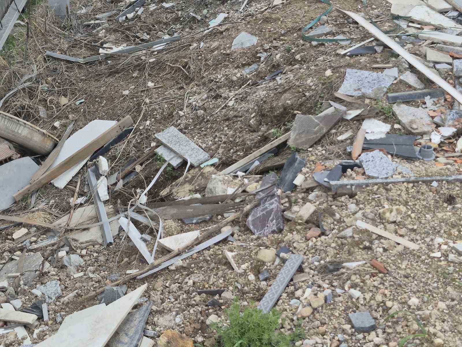 Sanayi sitesindeki boş alanlar mermer atıkları ve inşaat molozlarıyla doldu
