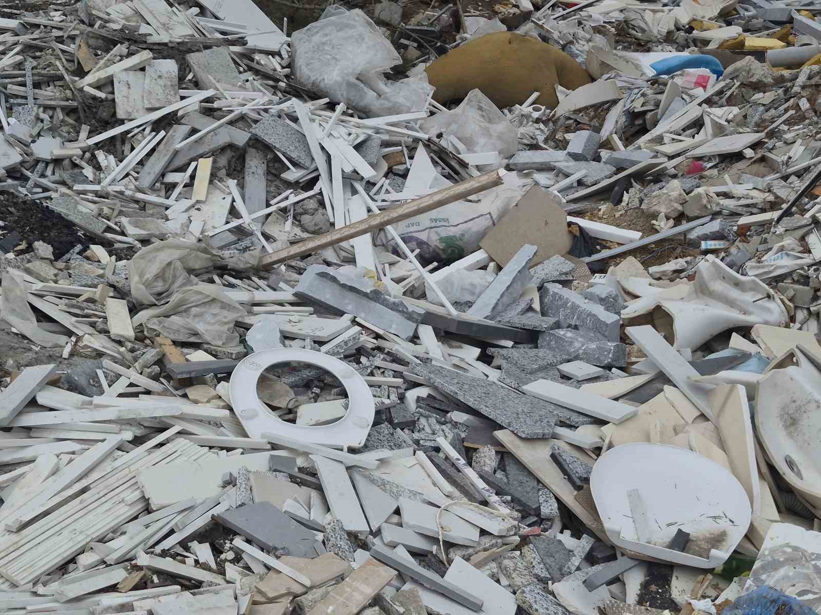 Sanayi sitesindeki boş alanlar mermer atıkları ve inşaat molozlarıyla doldu
