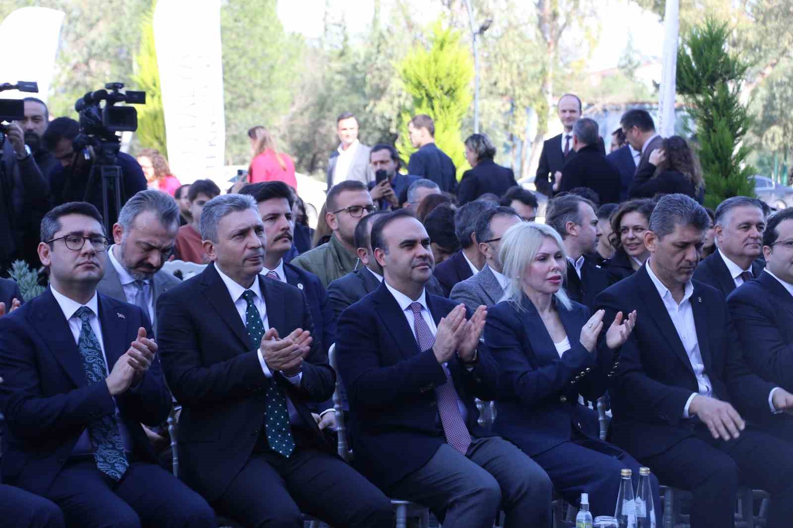 Sanayi ve Teknoloji Bakanı Kacır: "120 milyar liralık yatırımı harekete geçirdik"
Sanayi ve Teknoloji Bakanı Kacır: "120 milyar liralık yatırımı harekete geçirdik"