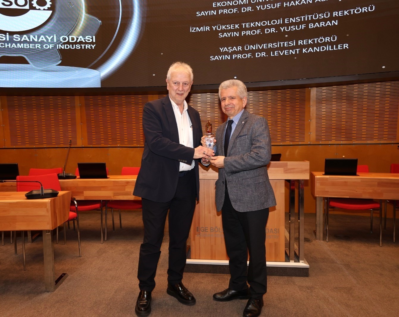 Sanayicilerden İzmir Ekonomi’ye 5 ödül
