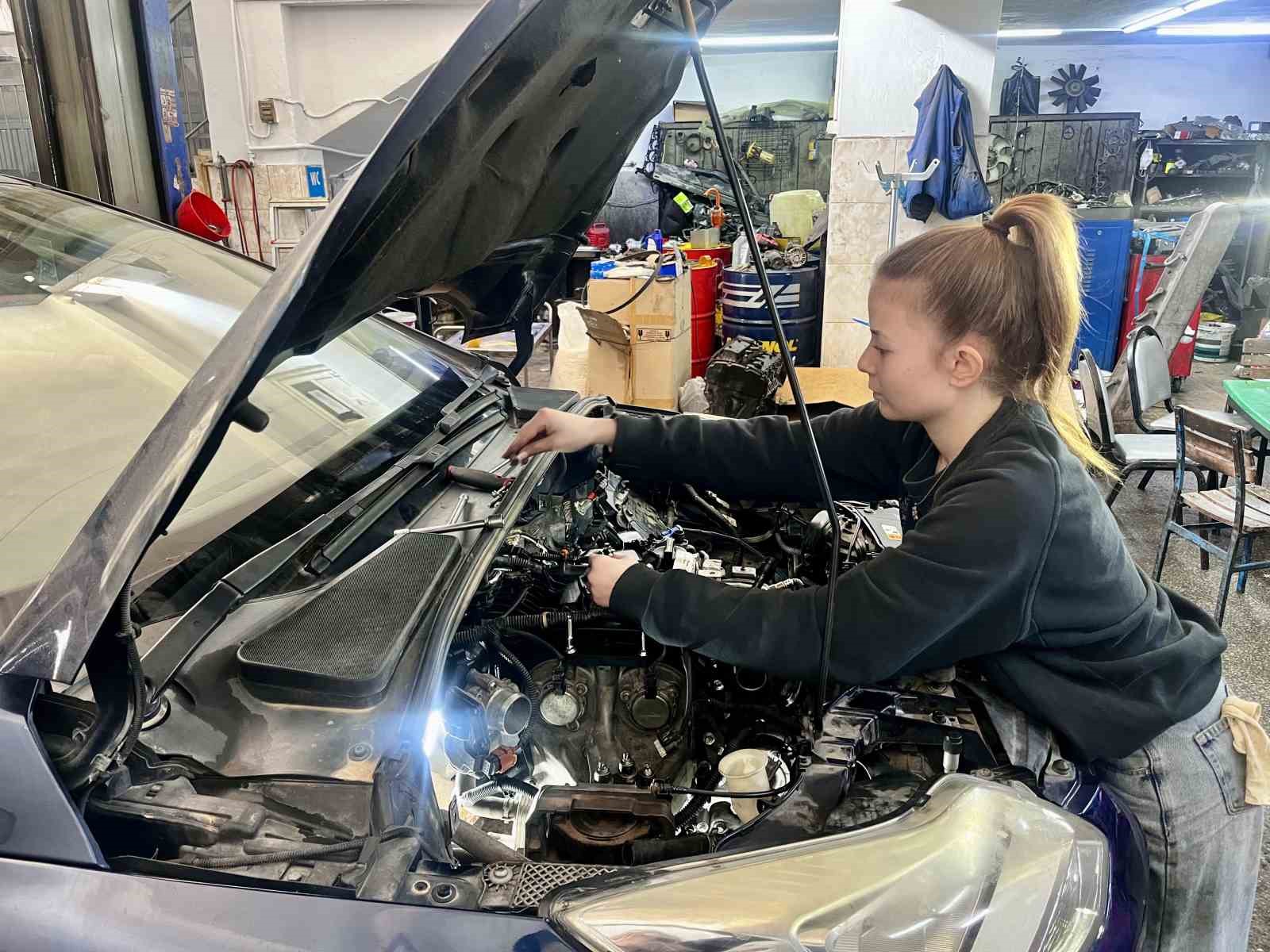 Sanayinin 17 yaşındaki oto tamircisi kadın ustası
