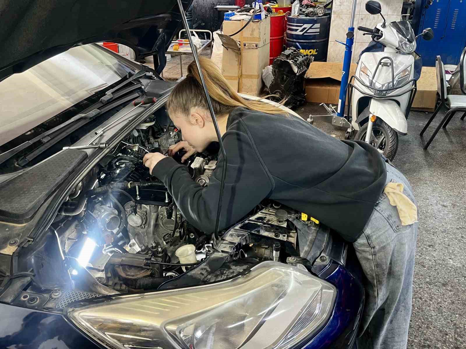 Sanayinin 17 yaşındaki oto tamircisi kadın ustası
