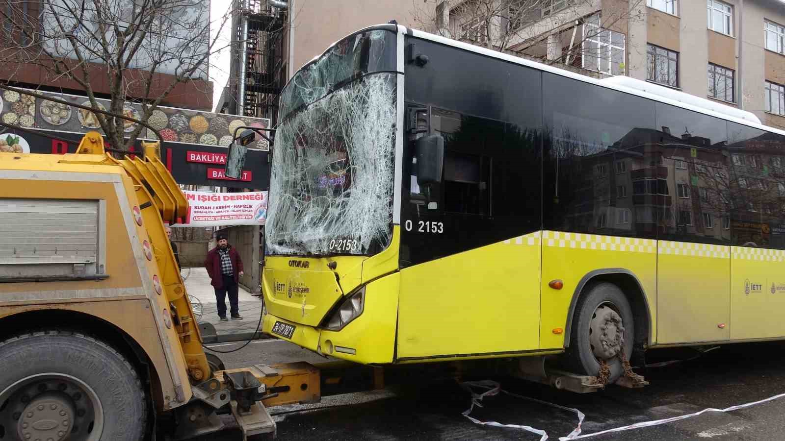 Sancaktepe’de İETT otobüsleri zincirleme kazaya karıştı: 3 kişi yaralandı

