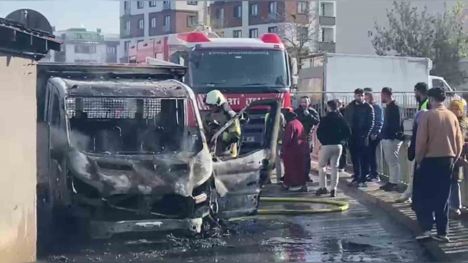 Sancaktepe’de kamyonet alev alev yandı
