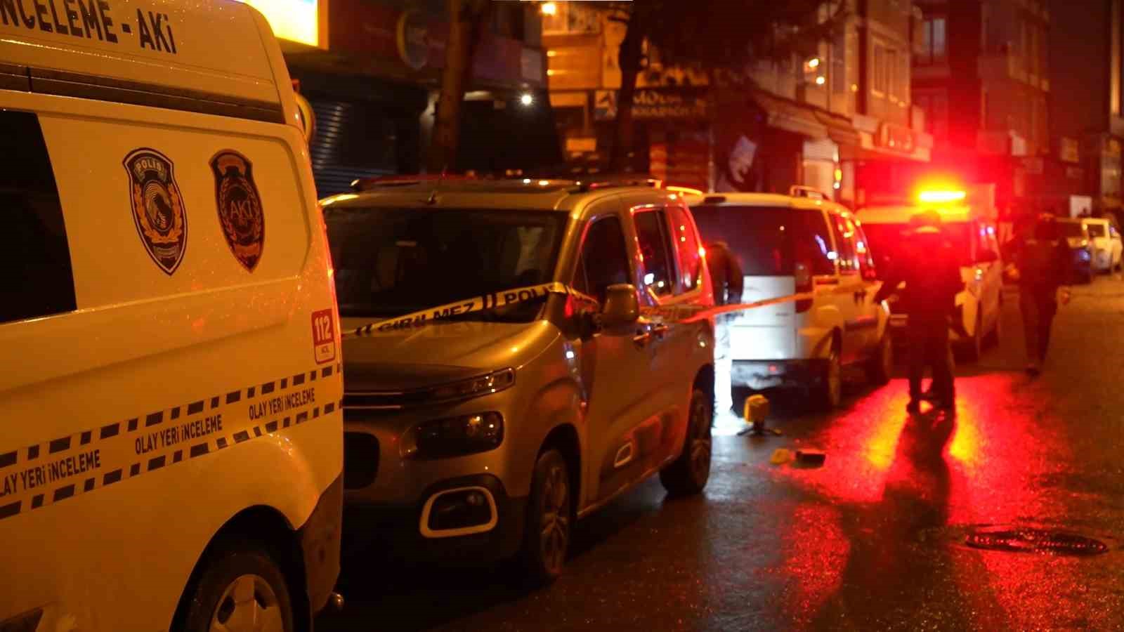 Sancaktepe’de seyir halindeki otomobilden silahlı saldırı: 1 yaralı
