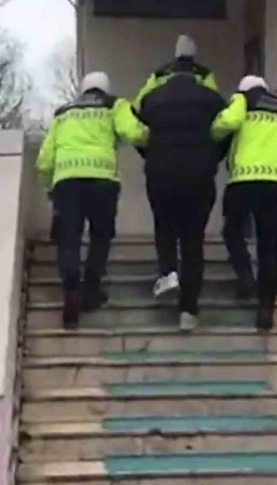 Sancaktepe’de sosyal medyada tehlikeli sürüş anını paylaşan sürücünün ehliyetine el konuldu
