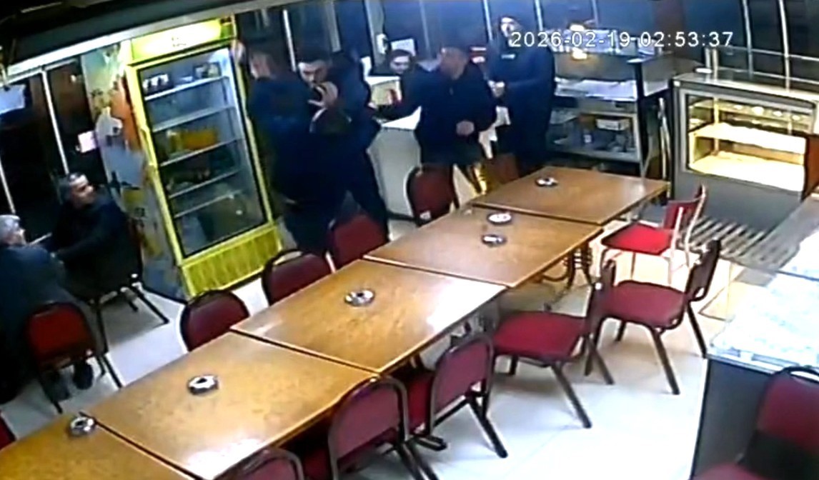 Saniye saniye kameraya yansıyan bıçaklı kavga, kız arkadaş meselesi yüzünden çıkmış
