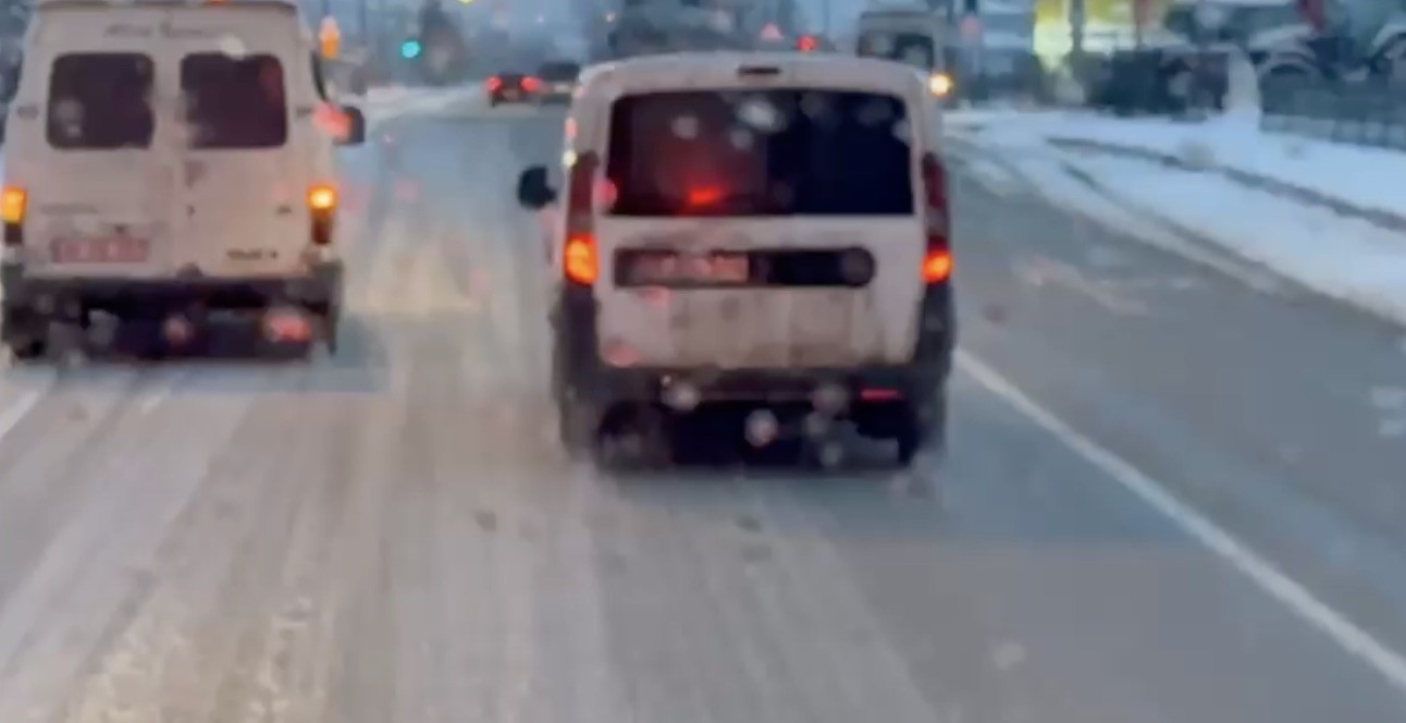 Saniyelerle yarışan itfaiyeye aracına yol vermedi
