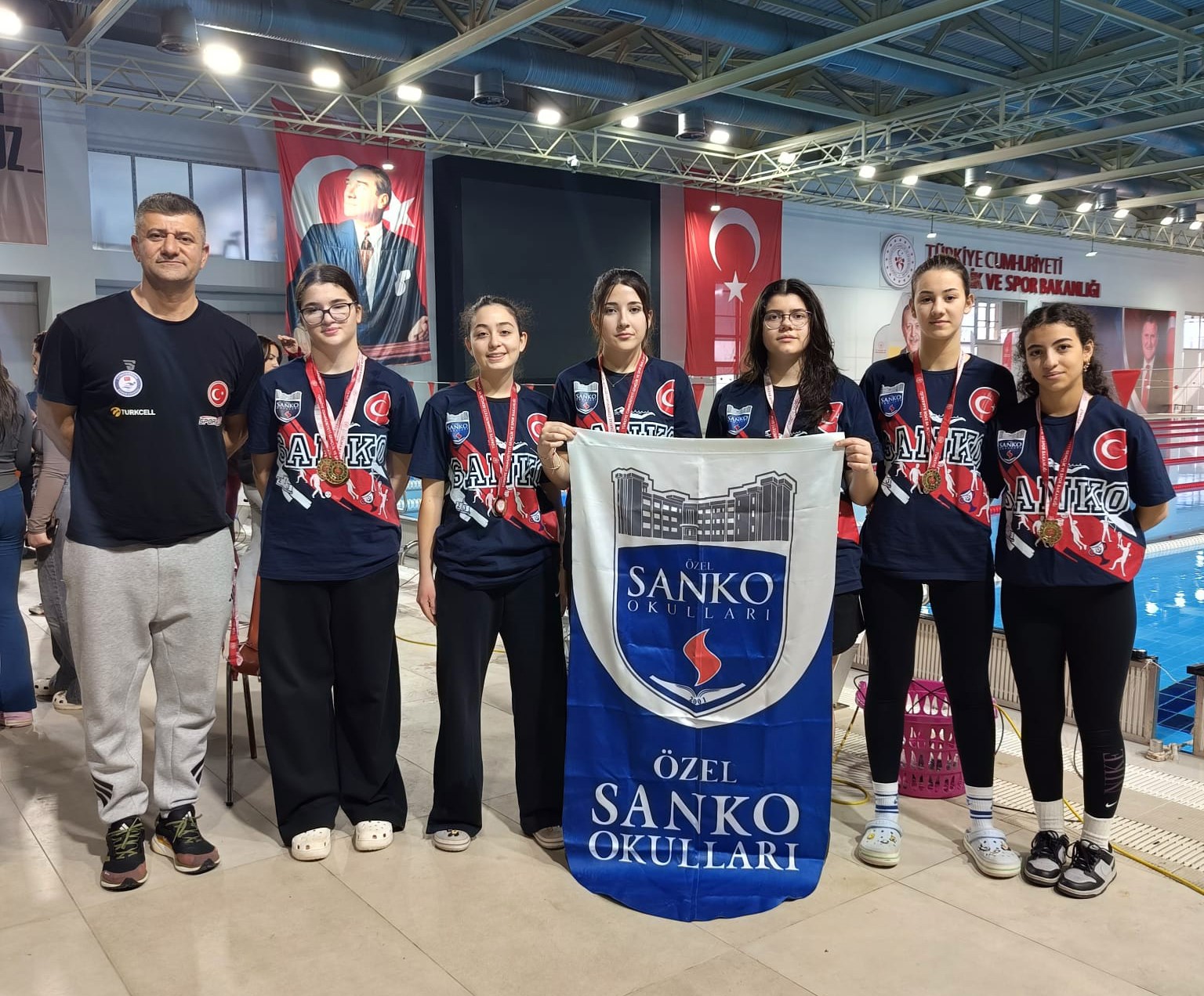 SANKO Okulları genç kız yüzme takımı, bölge şampiyonu oldu
