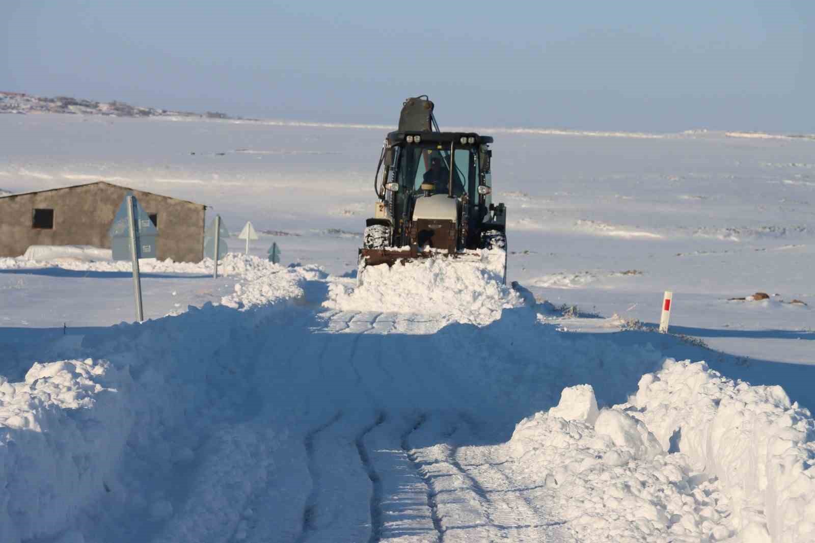 Şanlıurfa kırsalındaki yollar ulaşıma açıldı
Şanlıurfa kırsalındaki yollar ulaşıma açıldı