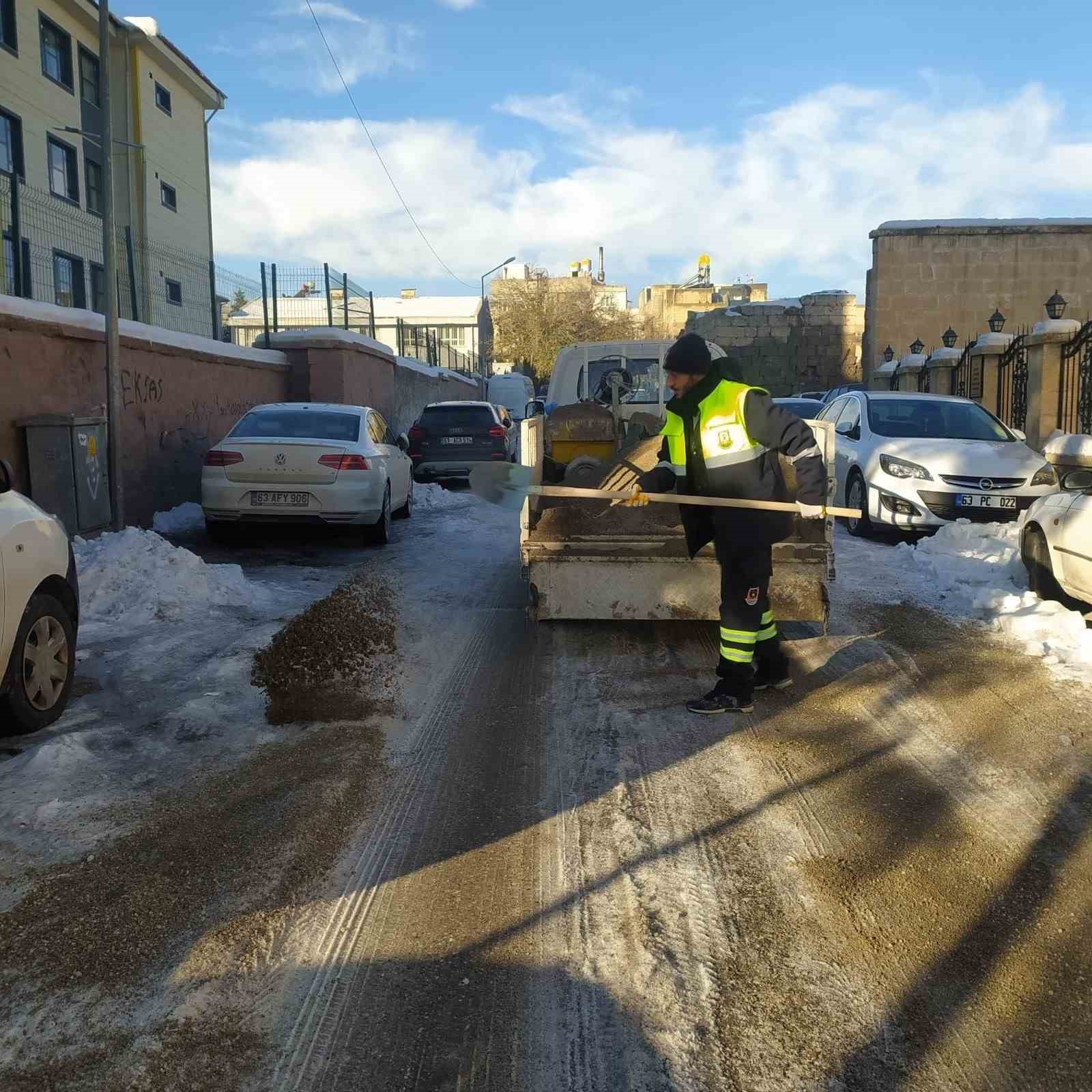 Şanlıurfa kırsalındaki yollar ulaşıma açıldı
Şanlıurfa kırsalındaki yollar ulaşıma açıldı