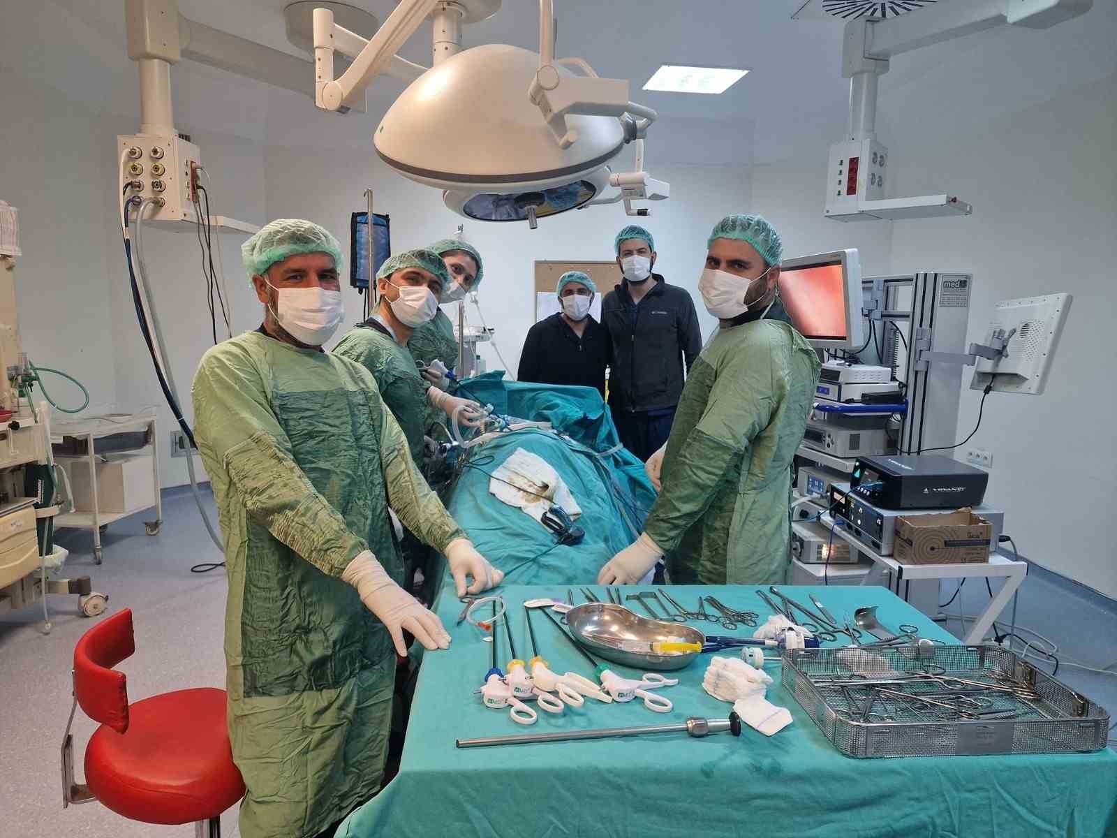 Şanlıurfa’da 10 santimetrelik böbrek kisti kapalı yöntemle alındı
