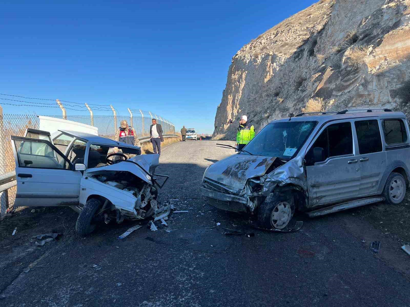 Şanlıurfa’da 2 araç çarpıştı: 3 yaralı
