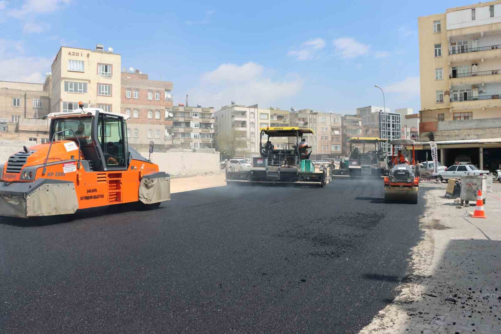 Şanlıurfa’da 25 metrelik yol projesinde asfalt çalışmaları başladı
