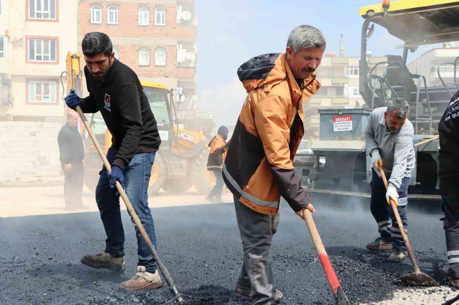 Şanlıurfa’da 25 metrelik yol projesinde asfalt çalışmaları başladı
