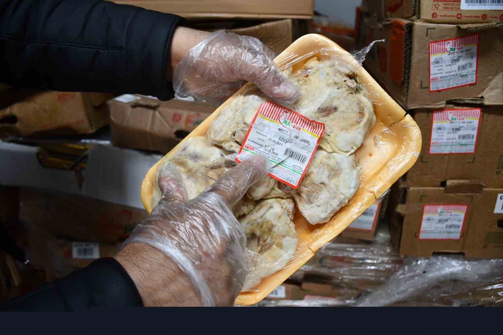 Şanlıurfa’da 50 ton bozuk tavuk ele geçirildi
