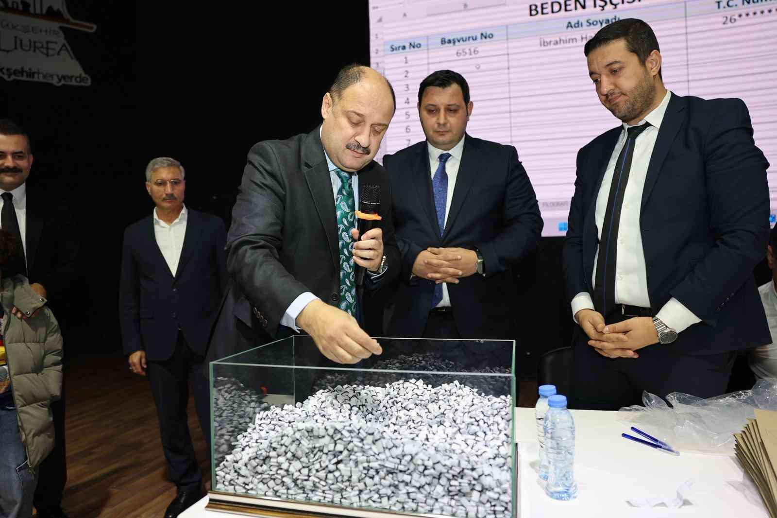 Şanlıurfa’da 90 personel alımı için kura çekimi yapıldı
Şanlıurfa’da 90 personel alımı için kura çekimi yapıldı