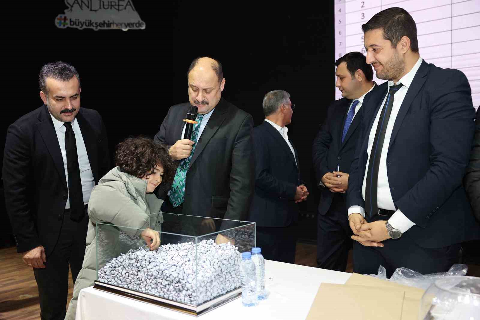 Şanlıurfa’da 90 personel alımı için kura çekimi yapıldı
Şanlıurfa’da 90 personel alımı için kura çekimi yapıldı