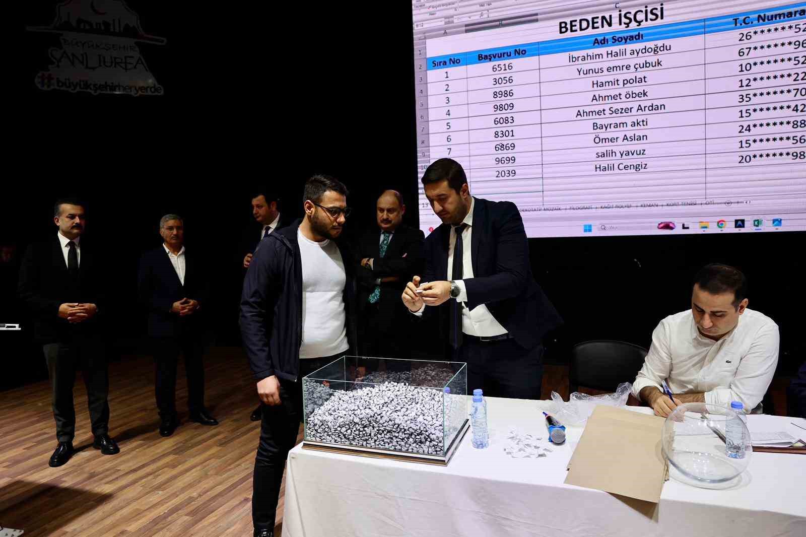 Şanlıurfa’da 90 personel alımı için kura çekimi yapıldı
Şanlıurfa’da 90 personel alımı için kura çekimi yapıldı