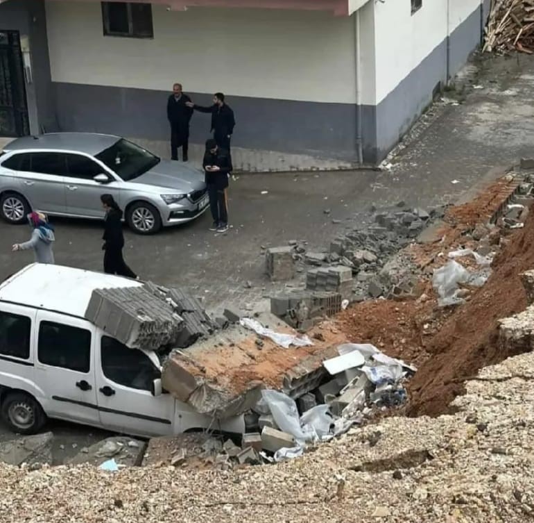 Şanlıurfa’da aşırı yağış istinat duvarını yıktı: O anlar kamerada
