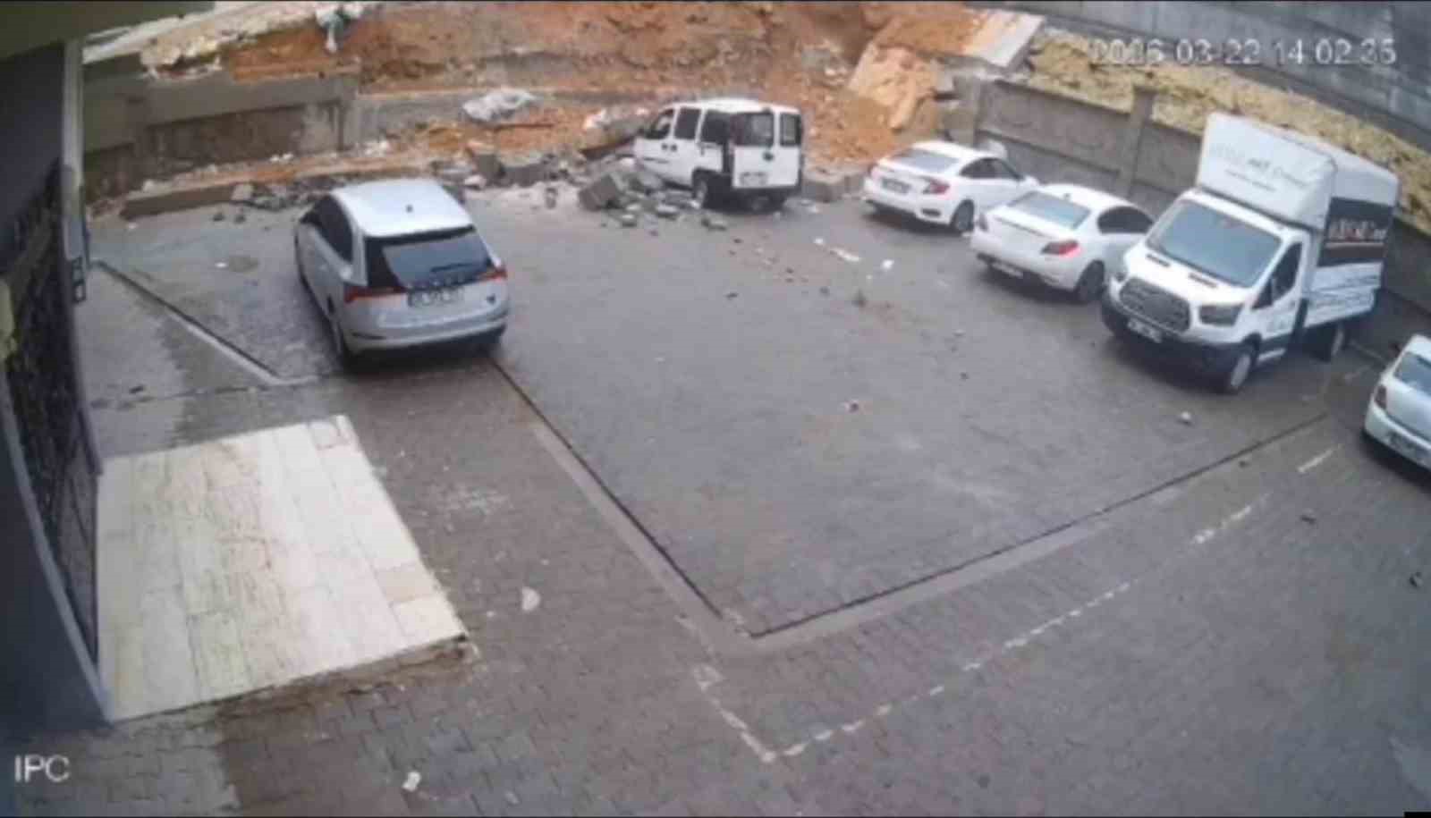 Şanlıurfa’da aşırı yağış istinat duvarını yıktı: O anlar kamerada
