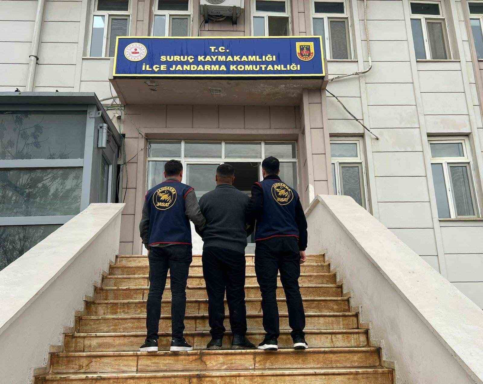 Şanlıurfa’da çeşitli suçlardan aranan 4 hükümlü yakalandı
Şanlıurfa’da çeşitli suçlardan aranan 4 hükümlü yakalandı