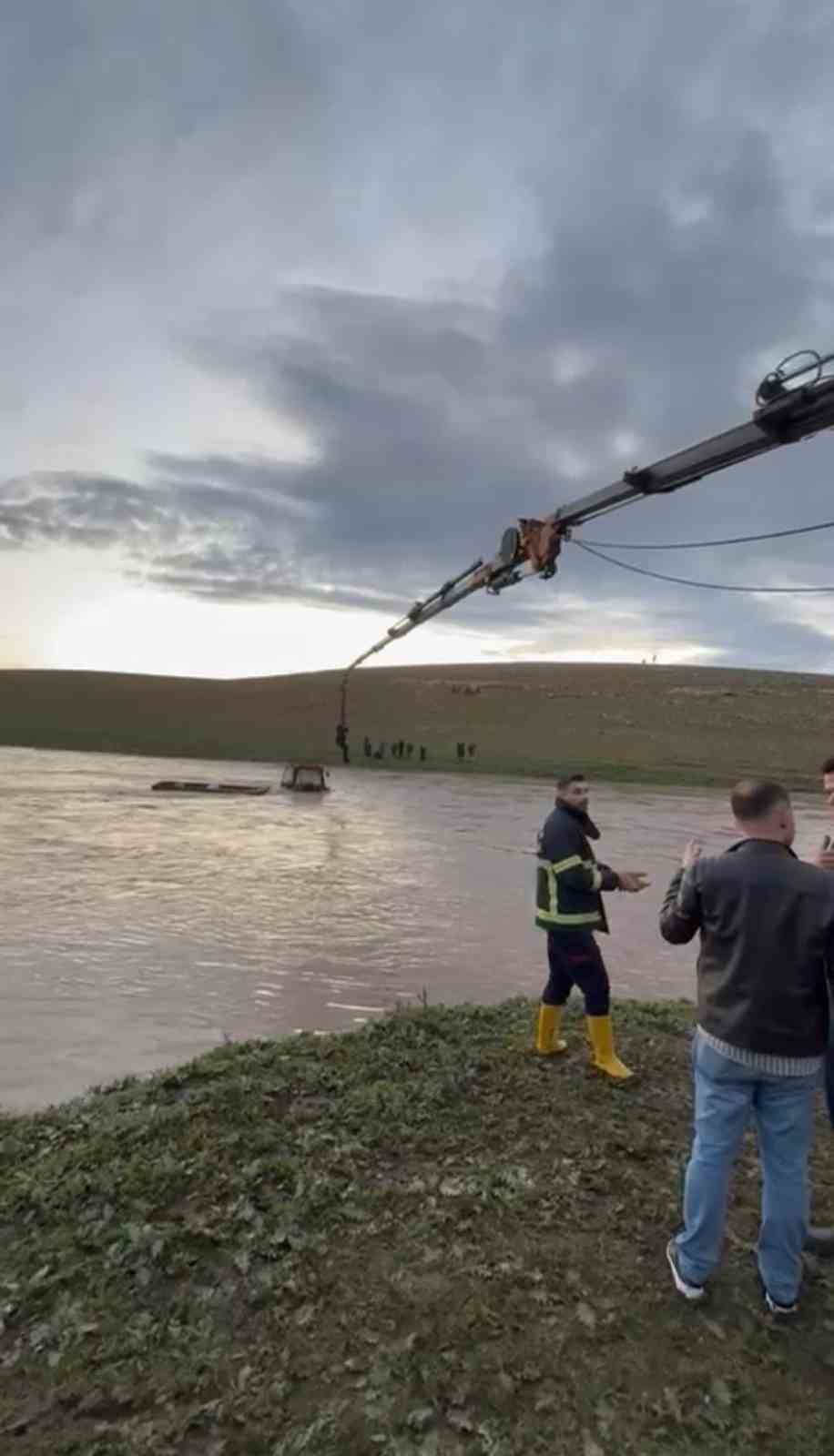 Şanlıurfa’da dere sularına kapılan traktör sürücüsü vinçle kurtarıldı
