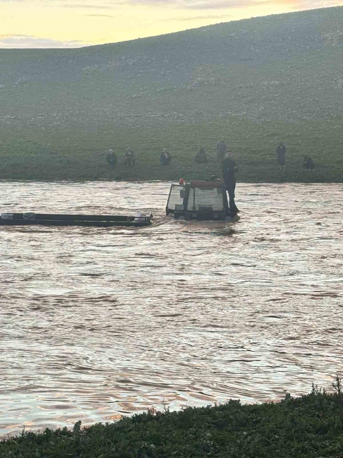 Şanlıurfa’da dere sularına kapılan traktör sürücüsü vinçle kurtarıldı
