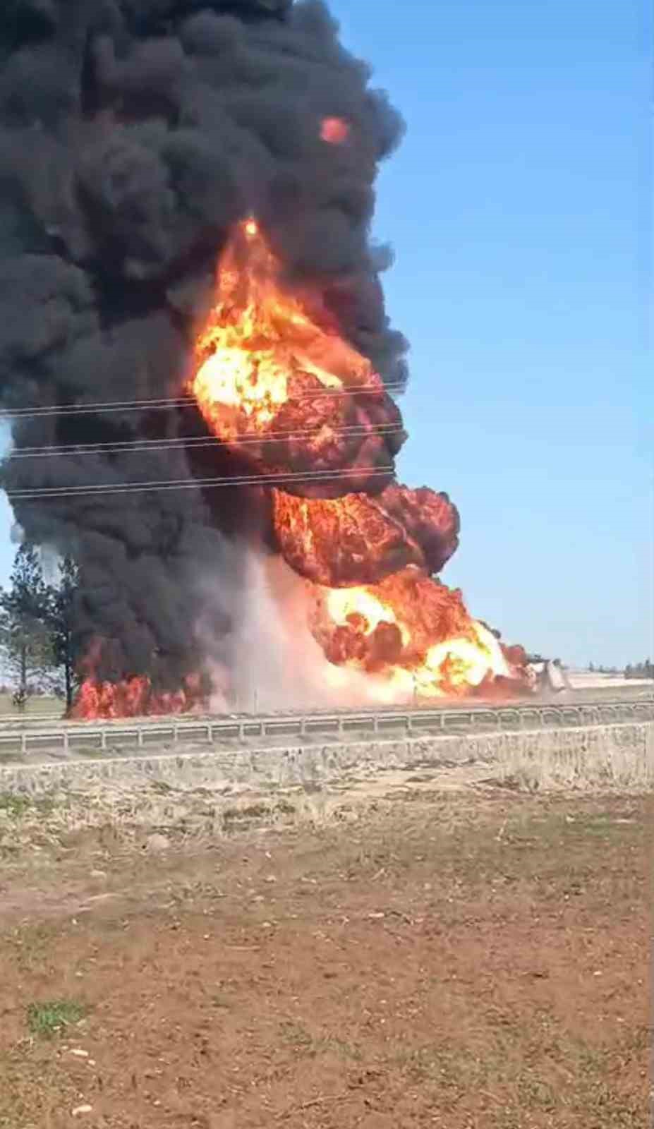 Şanlıurfa’da devrilen yakıt yüklü tır alev topuna döndü: 1 yaralı
