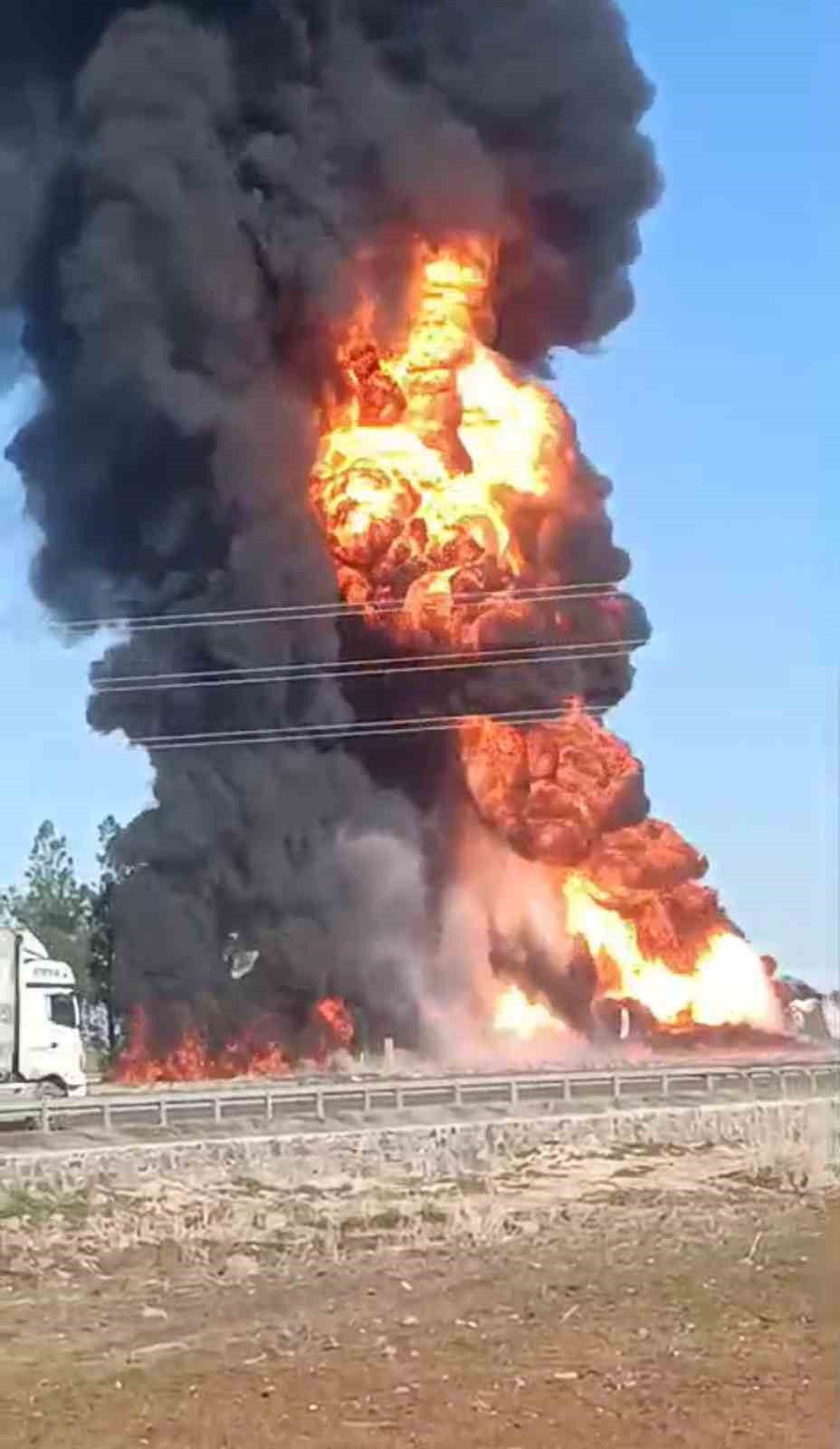 Şanlıurfa’da devrilen yakıt yüklü tır alev topuna döndü: 1 yaralı
