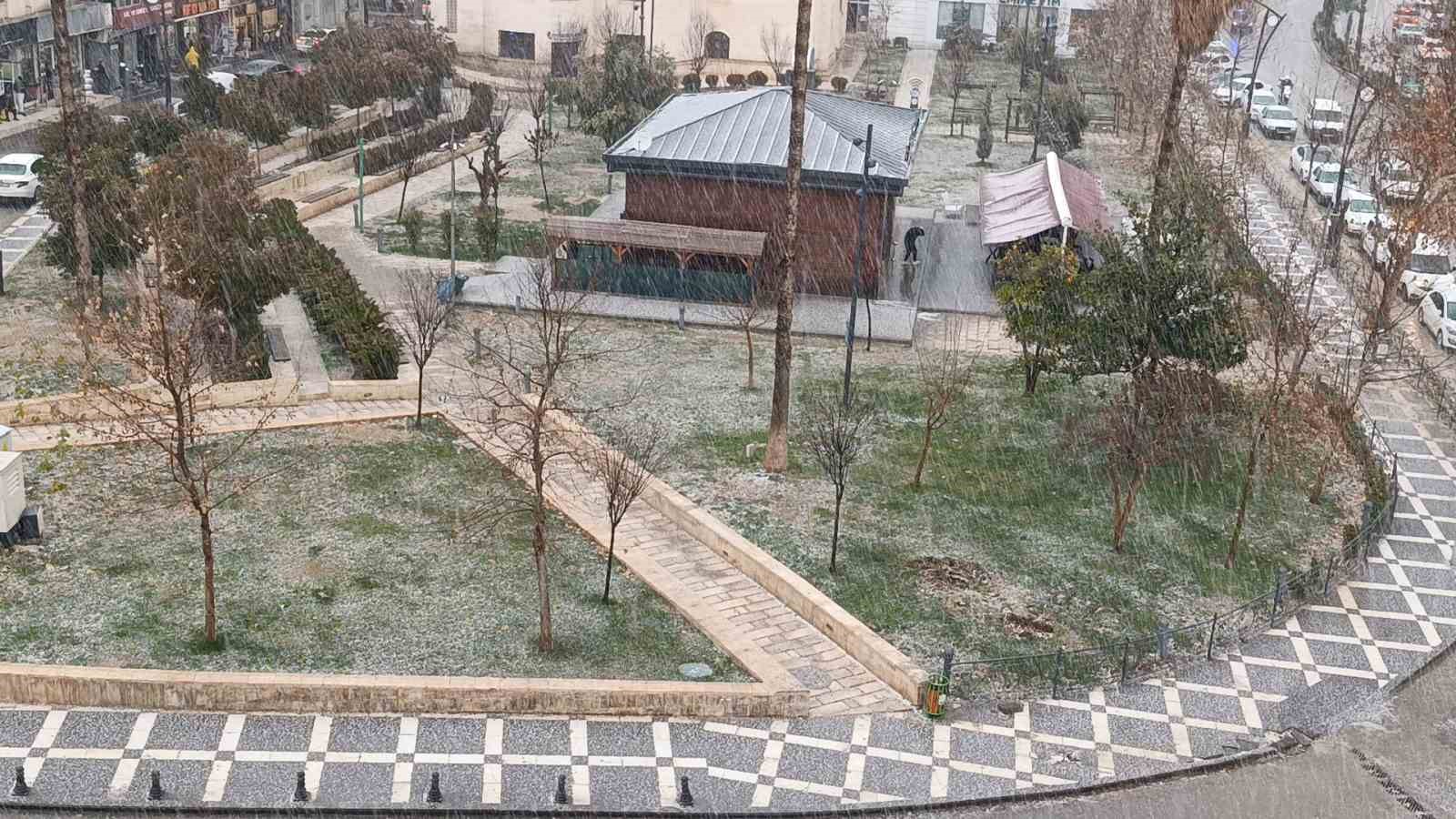 Şanlıurfa’da dolu yağışı sürücülere zor anlar yaşattı
