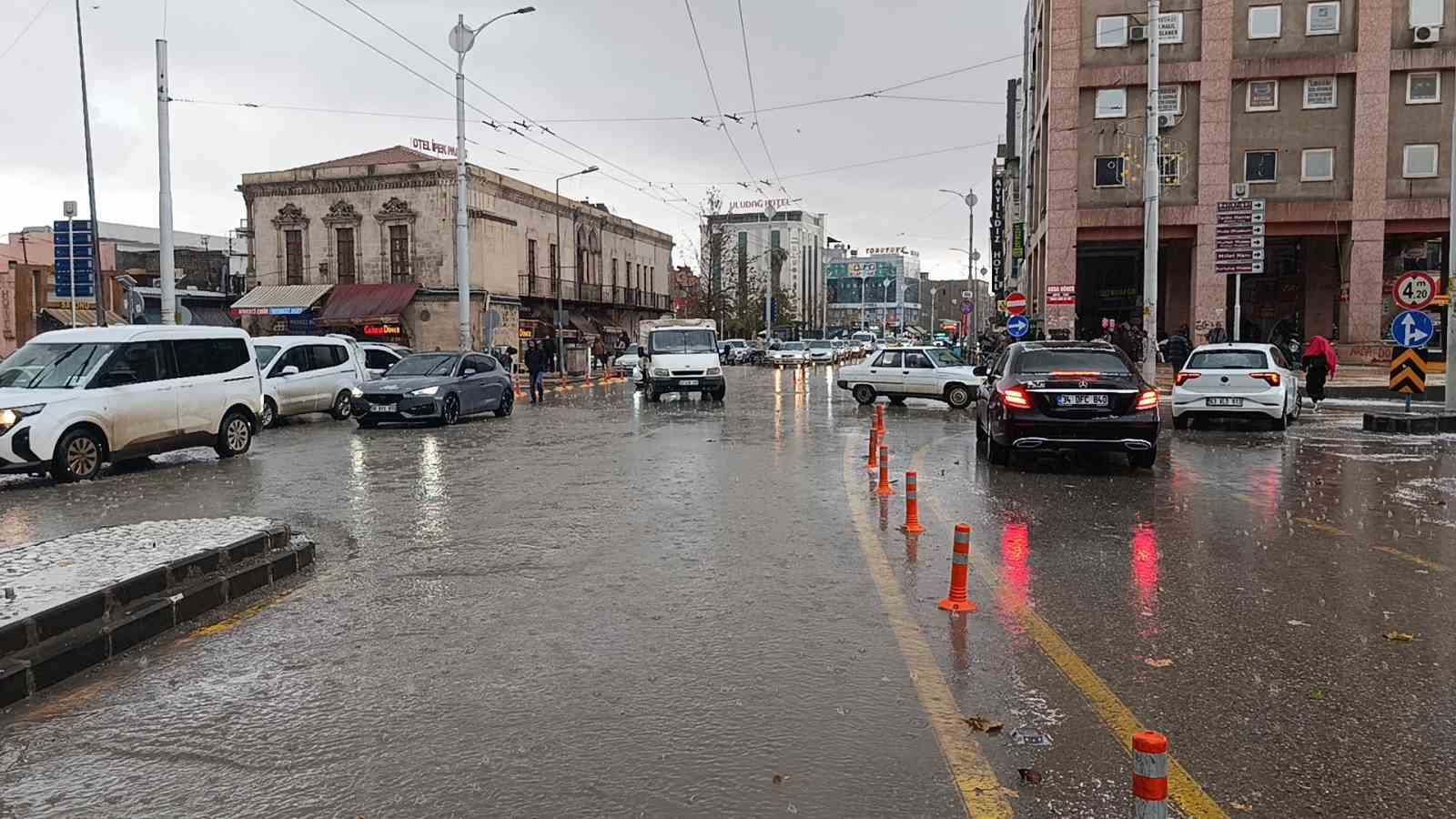 Şanlıurfa’da dolu yağışı sürücülere zor anlar yaşattı

