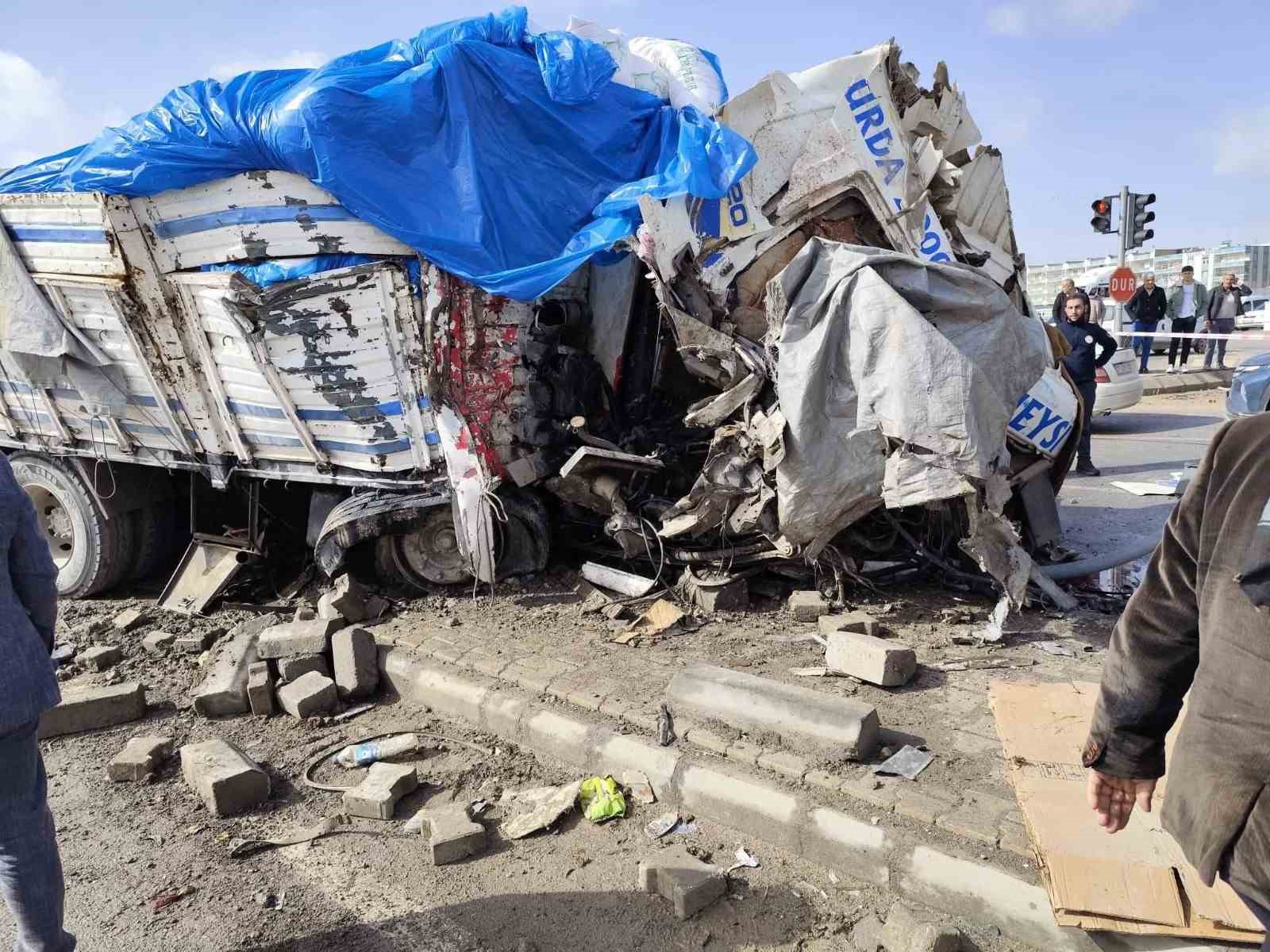 Şanlıurfa’da freni patlayan kamyon araçların arasına daldı: 1 ölü, 3 yaralı
Şanlıurfa’da freni patlayan kamyon araçların arasına daldı: 1 ölü, 3 yaralı