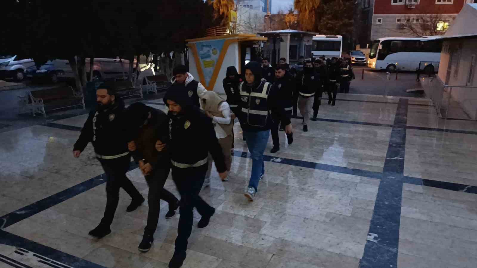 Şanlıurfa’da fuhuş operasyonu: 27 tutuklama
Şanlıurfa’da fuhuş operasyonu: 27 tutuklama