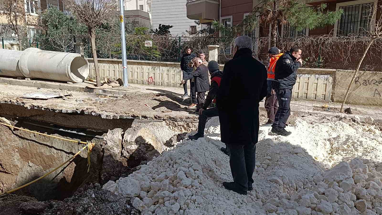 Şanlıurfa’da göçük altında kalan 2 işçi kurtarıldı
