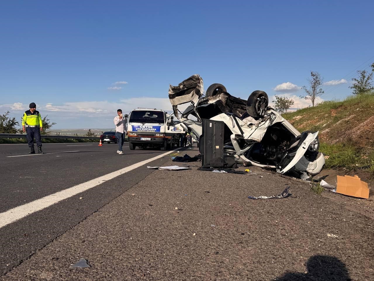 Şanlıurfa’da hafif ticari araç otomobille çarpıştı: 3 ölü, 5 yaralı
