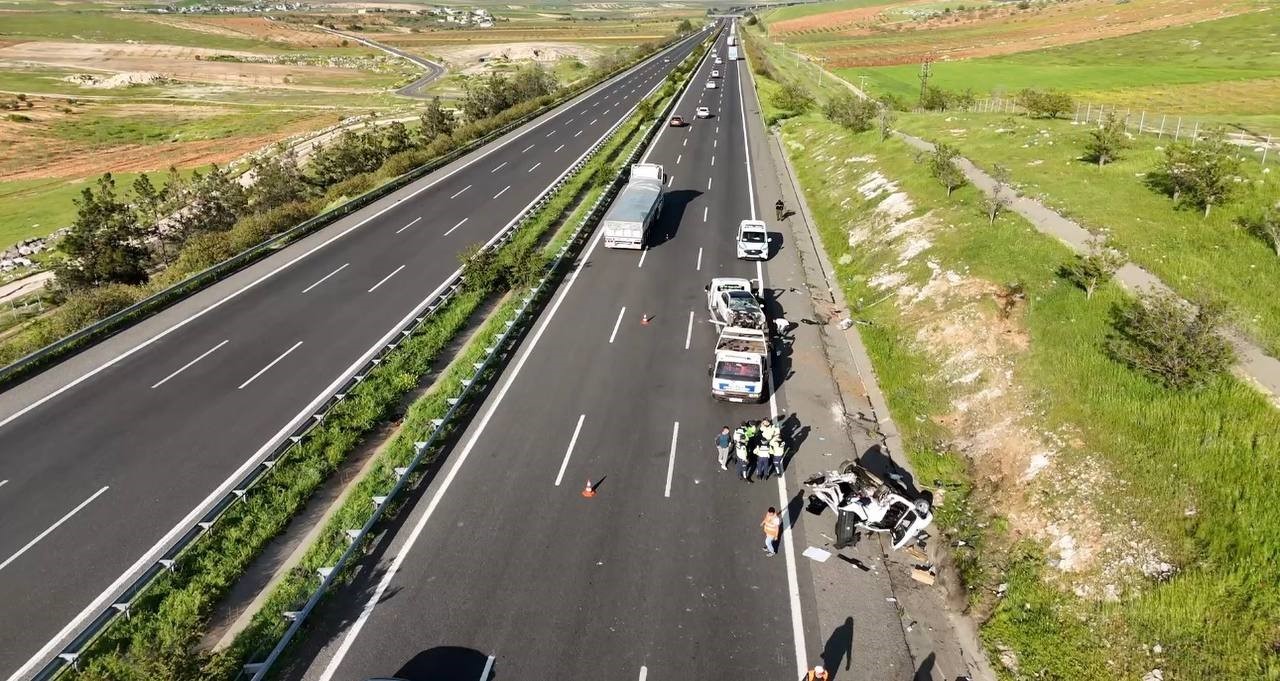 Şanlıurfa’da hafif ticari araç otomobille çarpıştı: 3 ölü, 5 yaralı
