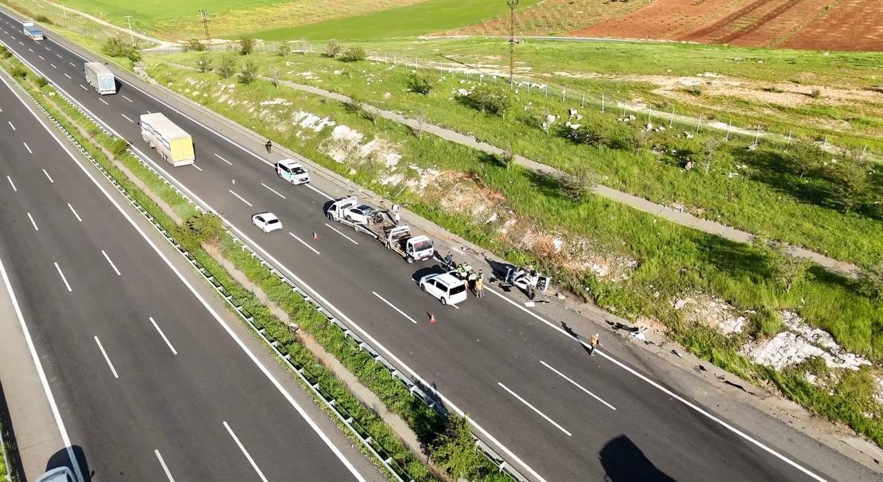 Şanlıurfa’da hafif ticari araç otomobille çarpıştı: 3 ölü, 5 yaralı
