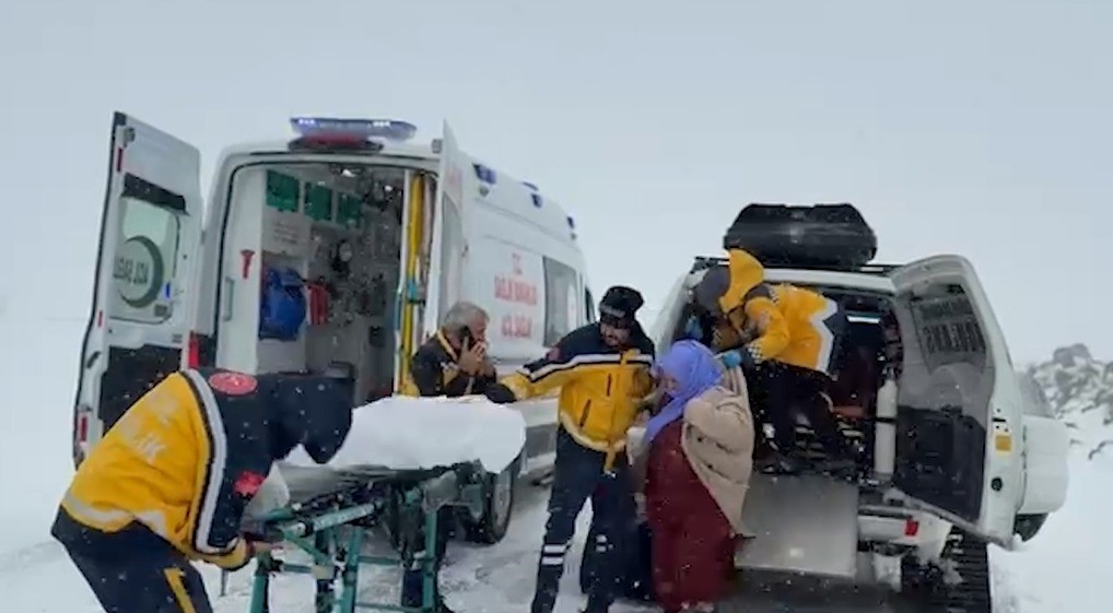 Şanlıurfa’da hastalar paletli ambulanslarla hastaneye ulaştırıldı
