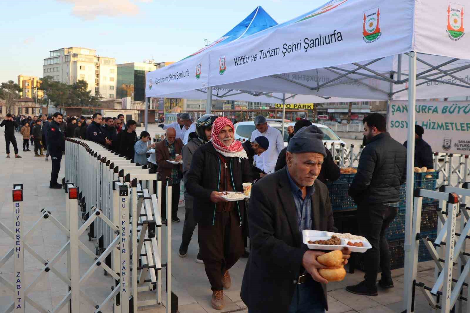 Şanlıurfa’da iftar çadırında ilk oruçlar açıldı
