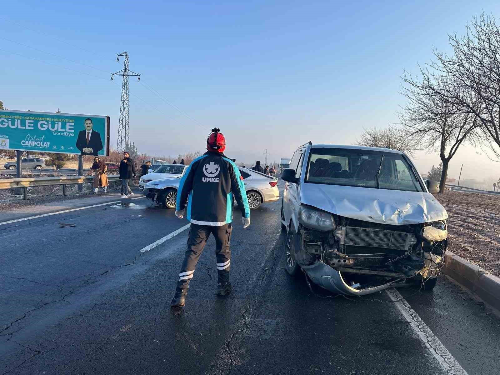 Şanlıurfa’da işçi servisi ağaca çarptı: 7 yaralı
