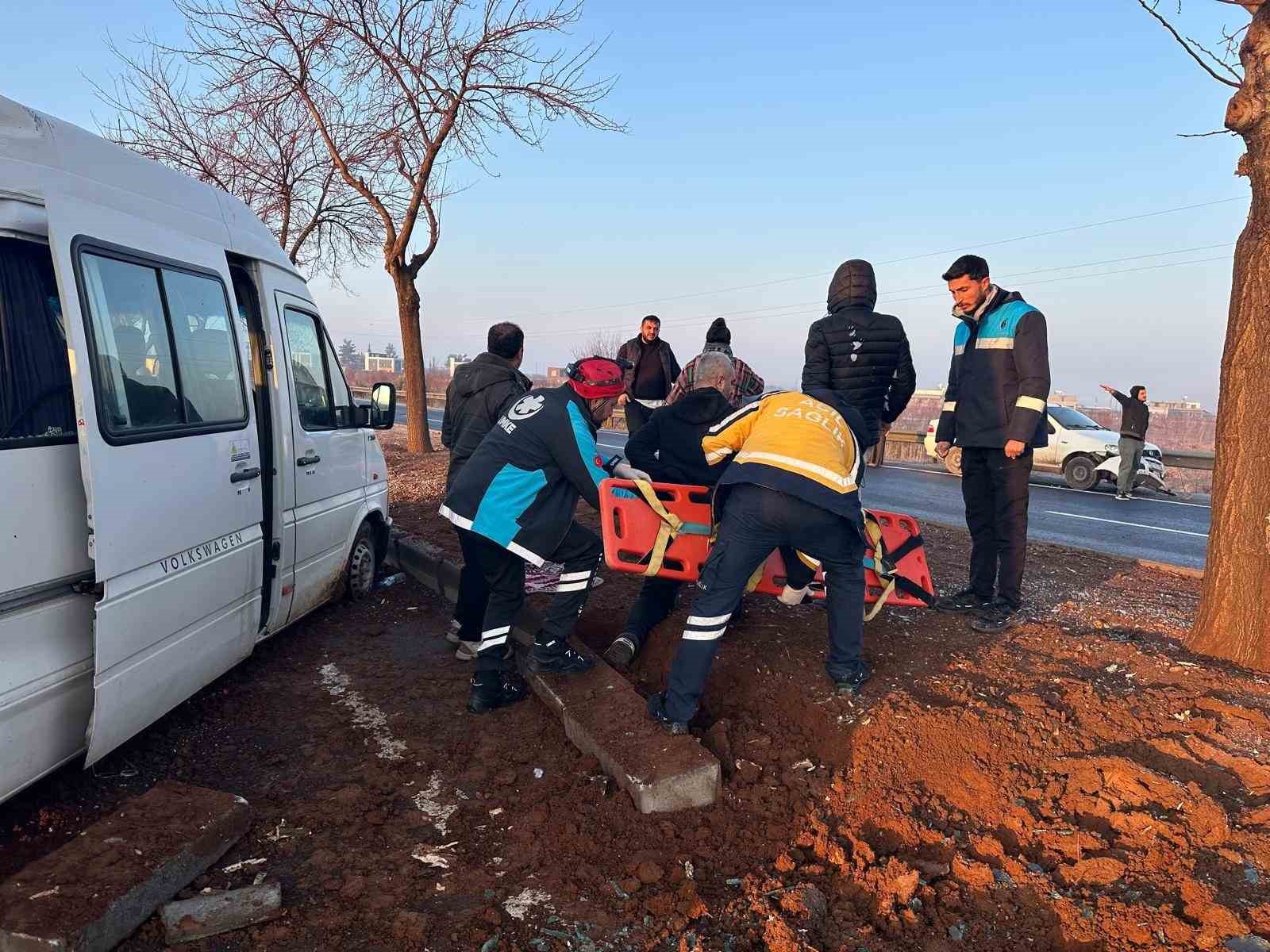 Şanlıurfa’da işçi servisi ağaca çarptı: 7 yaralı
